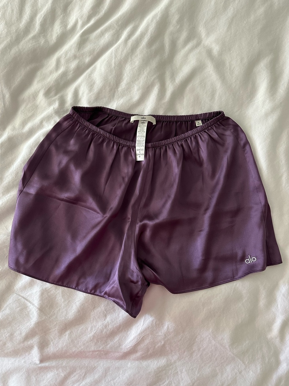 Alo Yoga Silk Luminous Short Purple Plum Kiss Medium